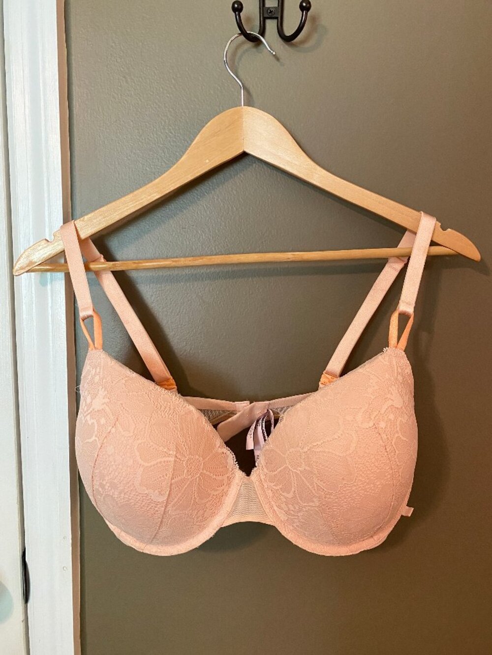 Victoria’s Secret - 36DDD - Peach Blush Lace Lined Demi Bra Underwire